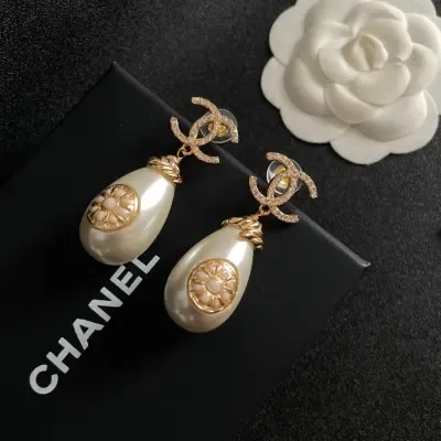 Boucles d'oreilles Chanel double C en diamant et perle