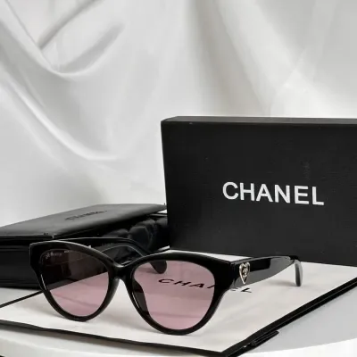 Lunettes de soleil Chanel œil de chat à monture noire en forme de cœur