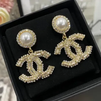 Boucles d'oreilles Chanel en perles et métal