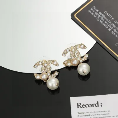 Boucles d'oreilles pendantes Chanel en diamant et perle