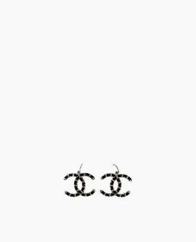 Boucles d'oreilles Chanel en cuir avec chaîne CC