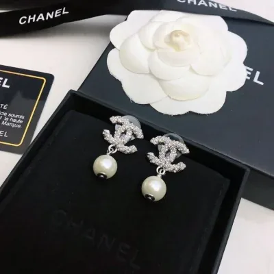 Boucles d'oreilles pendantes en perles Chanel