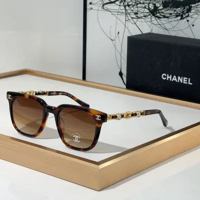 Lunettes de soleil Chanel à monture miroir et perles de qualité supérieure