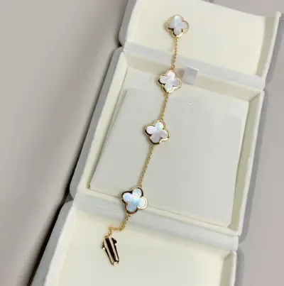 Bracelet Van Cleef & Arpels neuf en nacre blanche à quatre fleurs et or rose