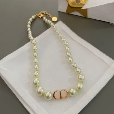 Colliers et bracelets de perles Christian Dior
