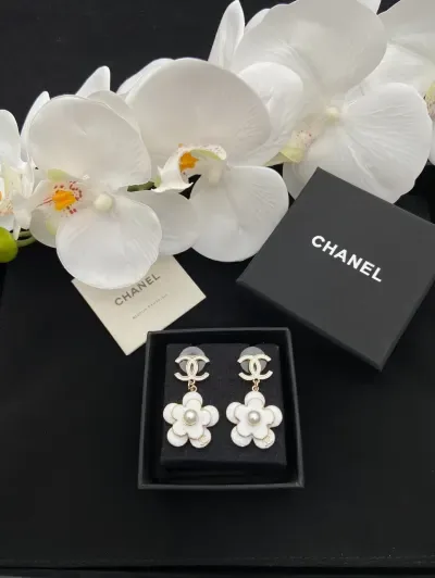 Boucles d'oreilles Chanel CC Camélia
