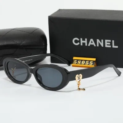 Lunettes de soleil avec pendentif logo Chanel sur les branches