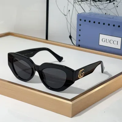 Lunettes de soleil Gucci, modèle Double G, ornées de la signature du fabricant. Qualité supérieure.