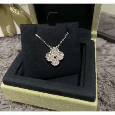Collier porte-bonheur à quatre feuilles Van Cleef & Arpels VCA