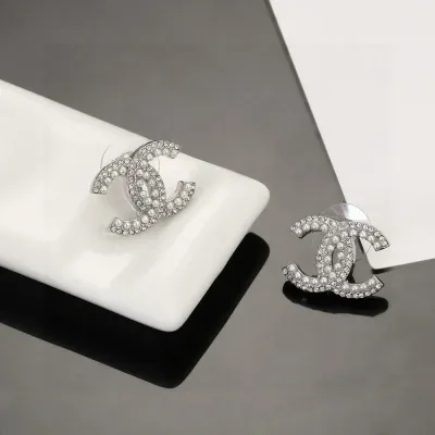 Boucles d'oreilles classiques en perles Chanel