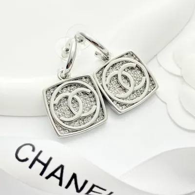 Boucles d'oreilles Chanel en argent et diamants, crochet carré
