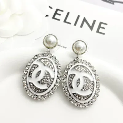 Boucles d'oreilles ovales Chanel avec pendentif perle, argent et diamants