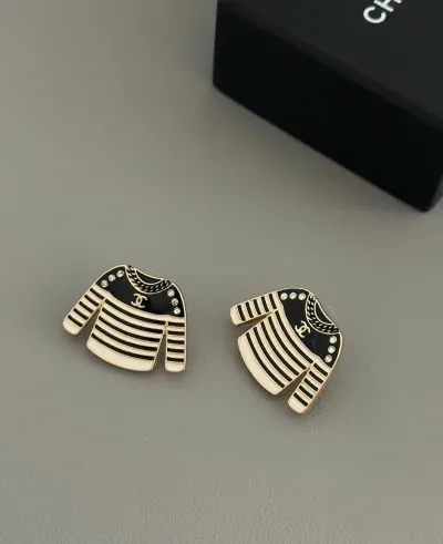 Broche/boucles d'oreilles Chanel en acrylique rayé, inspirée d'un t-shirt. Bijou