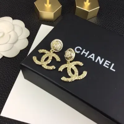 Boucles d'oreilles pendantes Chanel à double C embossé