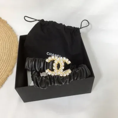 Ceinture Chanel noir, boucle double C, métal doré, strass, 30 mm