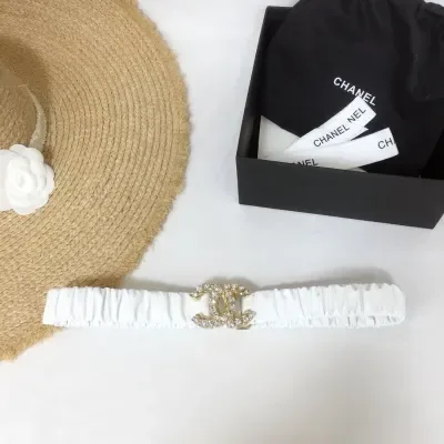 Ceinture Chanel en velours blanc, boucle double C, métal doré, strass, 30 mm