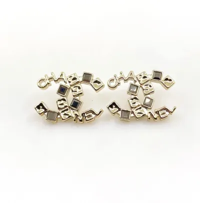 Boucles d'oreilles Chanel neuves carrées en diamant avec lettre CC