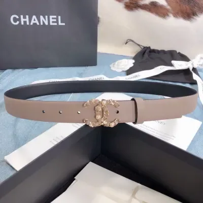 Ceinture Chanel beige, boucle double C, métal doré, 30 mm