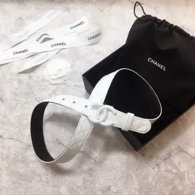 Ceinture Chanel matelassée blanc, boucle double C, 30 mm