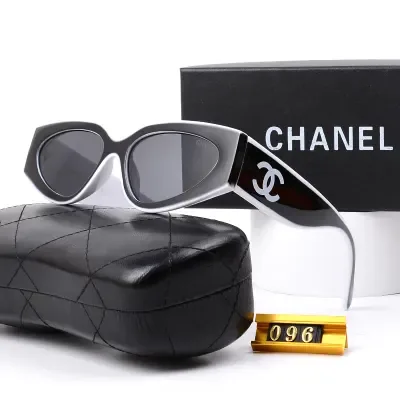 Lunettes de soleil Chanel à branches épaisses