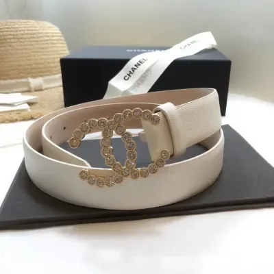 Ceinture Chanel blanc, boucle perlée, métal doré, 30 mm