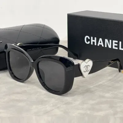 Lunettes de soleil Chanel à logo cœur