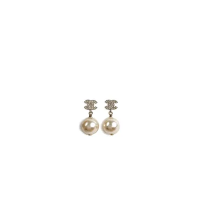 Boucles d'oreilles pendantes Chanel CC argentées, cristal et perle