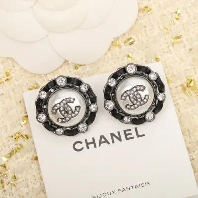 Boucles d'oreilles Chanel Double-C entièrement percées