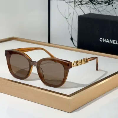 Lunettes de soleil Chanel à monture miroir et logo ajouré, qualité supérieure