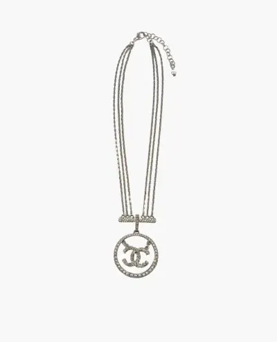 Collier Chanel argenté CC rond avec perles